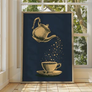 Könnte beinhalten: Ein gerahmter Kunstdruck mit dunkelblauem Hintergrund und einer goldenen Illustration einer Teekanne, die einen Strom aus Sternen in eine Teetasse auf einer Untertasse gießt. Das Bild verwendet einen detaillierten Strichzeichnungsstil.