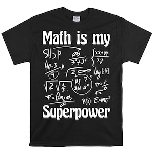 Può includere: Una t-shirt nera a maniche corte con il testo bianco "Math is my Superpower" in alto e in basso. Il centro della maglietta mostra una collezione di varie equazioni, formule e simboli matematici bianchi stampati sul tessuto.
