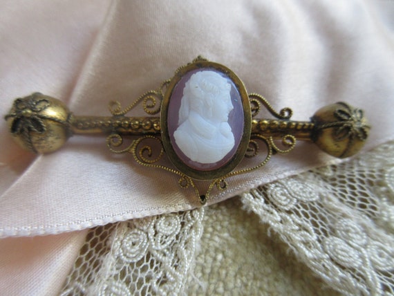 Antique Victorian Carved Cameo Pin in Gold Fill - image 2