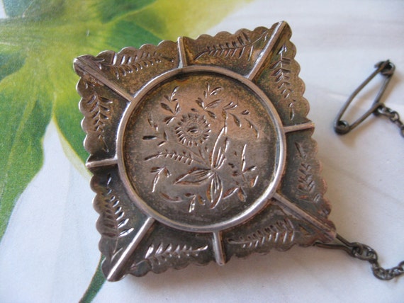 Victorian Memorial Locket Pin - image 1