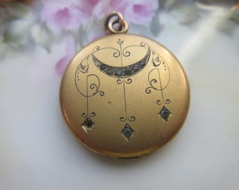Medallón de boda antiguo de pasta con adorno de luna creciente bañada en oro.
