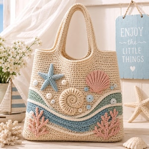 Könnte beinhalten: Eine beige Häkel-Einkaufstasche mit nautischem Motiv, verziert mit einem blauen Seestern, einer rosa Muschel, einem Schneckenhaus und rosa Korallenapplikationen. Die Tasche zeigt wellenförmige blaue und weiße Garnakzente sowie kleine weiße Perlen.