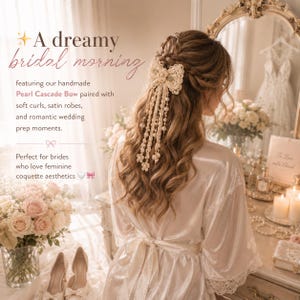 Puede incluir: Una mujer con cabello castaño largo y ondulado, adornada con un lazo Pearl Cascade hecho a mano, lleva una bata de satén. La imagen presenta el texto: "A dreamy bridal morning" y "Perfect for brides who love feminine coquette aesthetics."