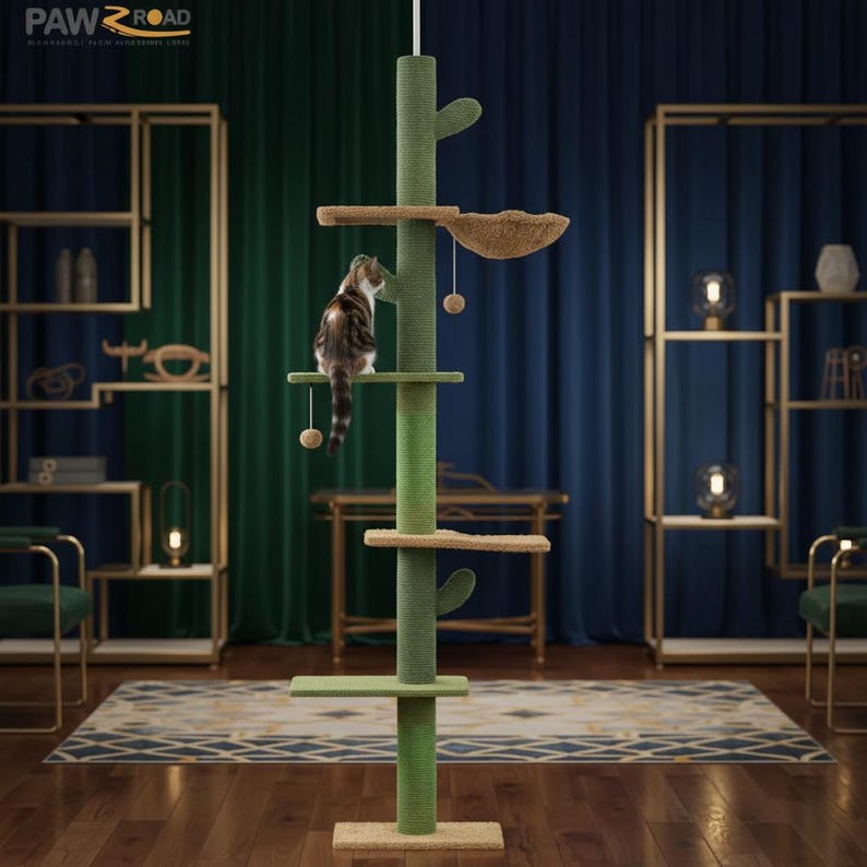 Peut inclure: Un arbre &agrave; chat vert et beige avec plusieurs plateformes, un hamac et des jouets suspendus. Un chat est perch&eacute; sur l'une des plateformes. L'arbre &agrave; chat a un design en forme de cactus et est plac&eacute; dans une pi&egrave;ce avec des &eacute;tag&egrave;res dor&eacute;es et des rideaux verts et bleus.