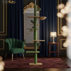 Peut inclure: Un arbre &agrave; chat vert avec plusieurs niveaux, comprenant des plateformes, un lit en forme de hamac et un jouet suspendu. L'arbre est con&ccedil;u pour ressembler &agrave; un cactus et est plac&eacute; dans une pi&egrave;ce avec un fauteuil vert, un tapis &agrave; motifs et un miroir dor&eacute;.