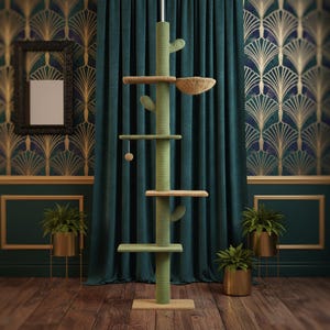 Peut inclure: Un arbre &agrave; chat vert avec plusieurs niveaux, comprenant des plateformes, un lit en forme de hamac et un jouet suspendu. L'arbre &agrave; chat est fait d'un mat&eacute;riau textur&eacute; et a un design naturel et organique. L'arbre &agrave; chat est con&ccedil;u pour que les chats puissent jouer, se reposer et gratter.