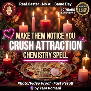 Peut inclure: Un plateau en métal argenté contenant plusieurs cartes de tarot, deux anneaux dorés et une petite pierre rose en forme de cœur. La scène est entourée de plusieurs bougies allumées dans des tons rouge, rose et doré, avec des pétales de rose.