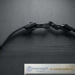 Könnte beinhalten: Ein schwarzer Compoundbogen mit einem Mittelteil, zwei Wurfarmen und einem Rollensystem mit dünnen schwarzen Sehnen. Unter dem Bogen befindet sich ein rechteckiges Etikett mit dem Text FormLiving3D Functional und No physical product, STL File.
