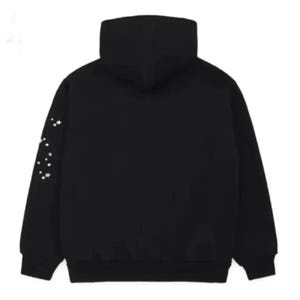 Pu&ograve; includere: Felpa con cappuccio nera con collo alto e motivo a stelle bianche sulla manica sinistra. La felpa &egrave; di colore nero pieno e ha un design semplice e minimalista. Le stelle sono piccole e ben distanziate.