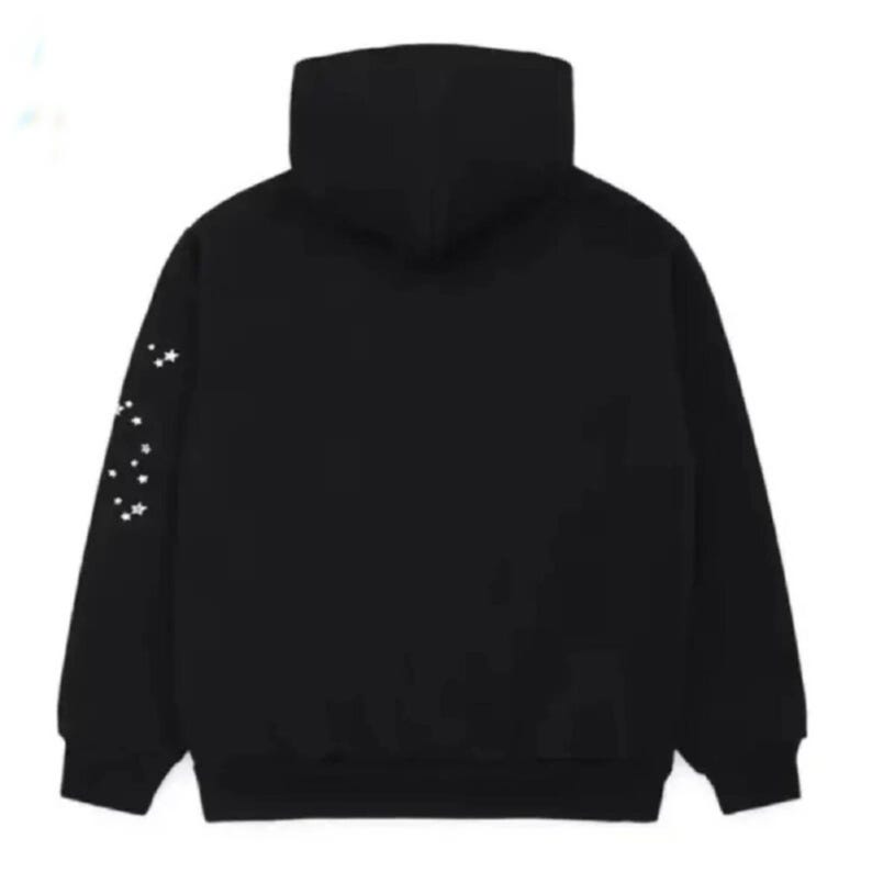 Pu&ograve; includere: Felpa con cappuccio nera con collo alto e motivo a stelle bianche sulla manica sinistra. La felpa &egrave; di colore nero pieno e ha un design semplice e minimalista. Le stelle sono piccole e ben distanziate.