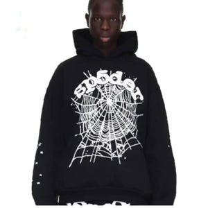 Pu&ograve; includere: Felpa con cappuccio nera con grafica a ragnatela bianca e scritta "sp5der". Le maniche presentano dettagli a stella bianchi. Un capo streetwear casual.