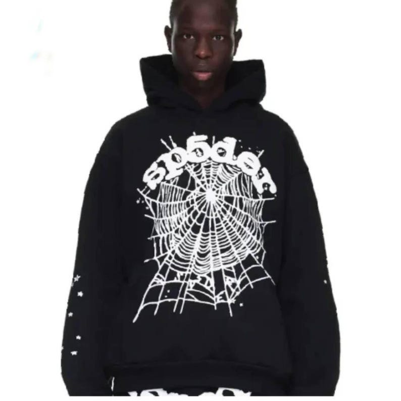 Pu&ograve; includere: Felpa con cappuccio nera con grafica a ragnatela bianca e scritta "sp5der". Le maniche presentano dettagli a stella bianchi. Un capo streetwear casual.