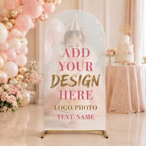 Könnte beinhalten: Ein bogenförmiges Aufstellschild mit goldenem Metallrahmen und dem Text ADD YOUR DESIGN HERE LOGO/PHOTO TEXT/NAME in rosa und goldener Schrift. Das Schild zeigt ein halbtransparentes Bild eines Kindes mit einem Partyhut hinter dem Text.
