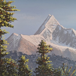 Puede incluir: Pintura al óleo de una cordillera con un pico nevado. En primer plano, árboles verdes con hojas de color verde amarillento. El cielo es azul claro y la montaña tiene una paleta de colores gris y marrón.