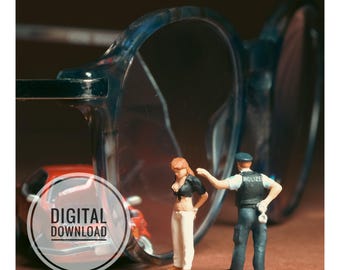 Muurdecoratie over verkeersveiligheid, miniatuurfoto's van politieauto's en auto-ongelukken, printbaar en te downloaden.
