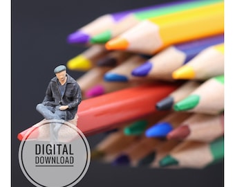 Kleurrijke potloodtekeningen voor aan de muur, miniatuurfiguurfotografie, printbaar materiaal voor in de klas.