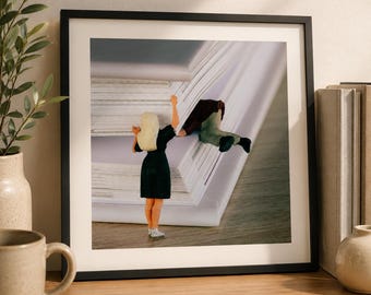 Muurdecoratie voor boekenliefhebbers: kleine figuurtjes die in een boek klimmen, printbare foto van een leeshoekje