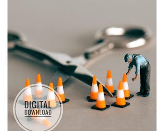 Muurdecoratie met thema 'veiligheid op de werkplek', miniatuur van een werknemer en verkeerskegels, vierkante afdrukbare foto.