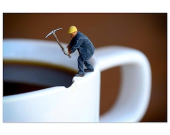 Koffie muurposter, klein werkertje op een kopje, oningelijste keukenfotoprint