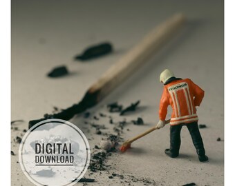 Muurdecoratie met brandweerman, klein figuurtje dat een uitgebrande lucifer opveegt, miniatuurfotografie downloaden