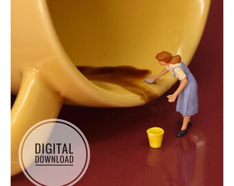 Koffiehoek muurdecoratie, kleine schoonmaakster met geel kopje, grappige printbare foto