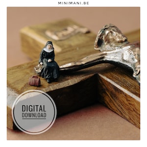 Op de afbeelding: Een houten crucifix met een metalen zilverkleurige figuur van Jezus en een miniatuurfiguurtje van een non in een zwart habijt dat op de arm van het kruis naast een kleine bruine tas zit. De tekst MINIMANI.BE en DIGITAL DOWNLOAD zijn zichtbaar.