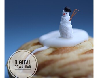 Kerstdecoratie voor aan de keukenmuur, kleine sneeuwpop op een frangipanetaart, printbare miniatuurfoto