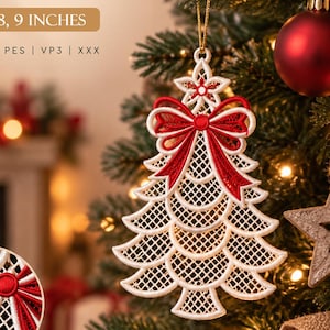 Può includere: Un ricamo per ornamento di albero di Natale bianco e rosso con motivo a reticolo e un grande fiocco. Il testo include ORNAMENT EMBROIDERY DESIGN, 5, 6, 7, 8, 9 INCHES, DST, EXP, PES, VP3, XXX e DETAILED STITCHING per l'inserto circolare.
