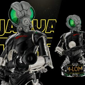 Puede incluir: Un busto de 4-LOM Star Wars con cabeza insectoide gris y grandes ojos verdes, torso negro con emblema rojo y detalles de brazos mecánicos plateados. La figura sostiene un rifle bláster negro sobre una base con el texto 4-LOM Star Wars.