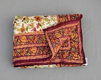 Colcha artesanal de algodão com estampa floral em blocos, manta reversível estilo boho kantha.