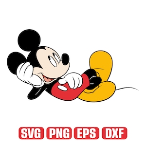Op de afbeelding: Een cartoon illustratie van Mickey Mouse in een ontspannen pose, met zijn rechterbeen uitgestrekt. Mickey is afgebeeld in zijn klassieke kleuren: zwart, rood, geel en wit. De afbeelding bevat de tekst "SVG PNG EPS DXF" in een rode rechthoek.
