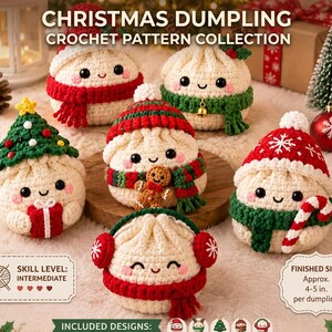 Puede incluir: Una colección de seis figuras de dumplings navideños de ganchillo con caras sonrientes, que llevan accesorios festivos como gorros, bufandas y sostienen objetos. Texto: CHRISTMAS DUMPLING CROCHET PATTERN COLLECTION, SKILL LEVEL: INTERMEDIATE, FINISHED SIZE: Aprox. 10-13 cm por dumpling.