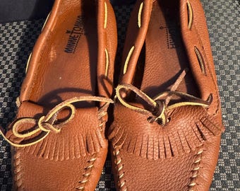Minnetonka Moccasins Size 10  US Carmel Color Deer Skin Leather Driving Shoe