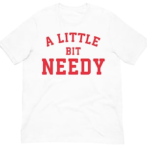 ちょっと寂しがり屋Tシャツ、面白いY2Kシャツ、レトロな90年代2000年代ユーモアギフト、キュートで皮肉なグラフィックTシャツ