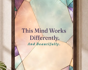 Könnte beinhalten: Ein rechteckiger Wandkunstdruck in einem dunklen Holzrahmen mit einem Buntglasmuster in Pastelltönen wie Blau, Violett und Pfirsich. Der Text lautet: This Mind Works Differently. And Beautifully. Der untere Text lautet: PRINT ONLY. FRAME FOR DISPLAY.