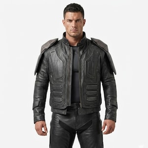 Puede incluir: Chaqueta de cuero negro con hombreras acolchadas y cremallera frontal. La chaqueta presenta un diseño único con paneles texturizados y cuello alzado. El modelo lleva una camiseta negra y pantalones de cuero negro. La chaqueta tiene un aspecto futurista y blindado.