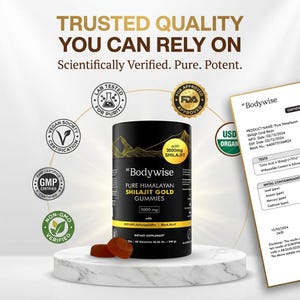 Pode incluir: Uma garrafa de suplemento preta com letras douradas e as palavras "Bodywise Pure Himalayan Shilajit Gold Gummies 3000 mg." Duas gomas laranja est&atilde;o em frente &agrave; garrafa. A imagem inclui certifica&ccedil;&otilde;es da FDA e GMP.