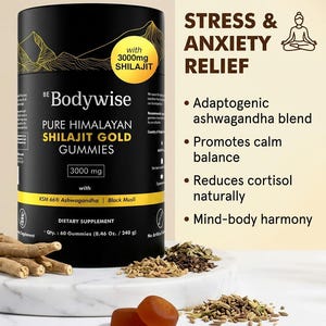 Pode incluir: Um recipiente cil&iacute;ndrico preto de Bodywise Pure Himalayan Shilajit Gold Gummies, um suplemento diet&eacute;tico. O r&oacute;tulo inclui texto sobre al&iacute;vio do estresse e ansiedade, com ingredientes-chave como Ashwagandha. O recipiente cont&eacute;m 60 gomas, pesando 240 g.