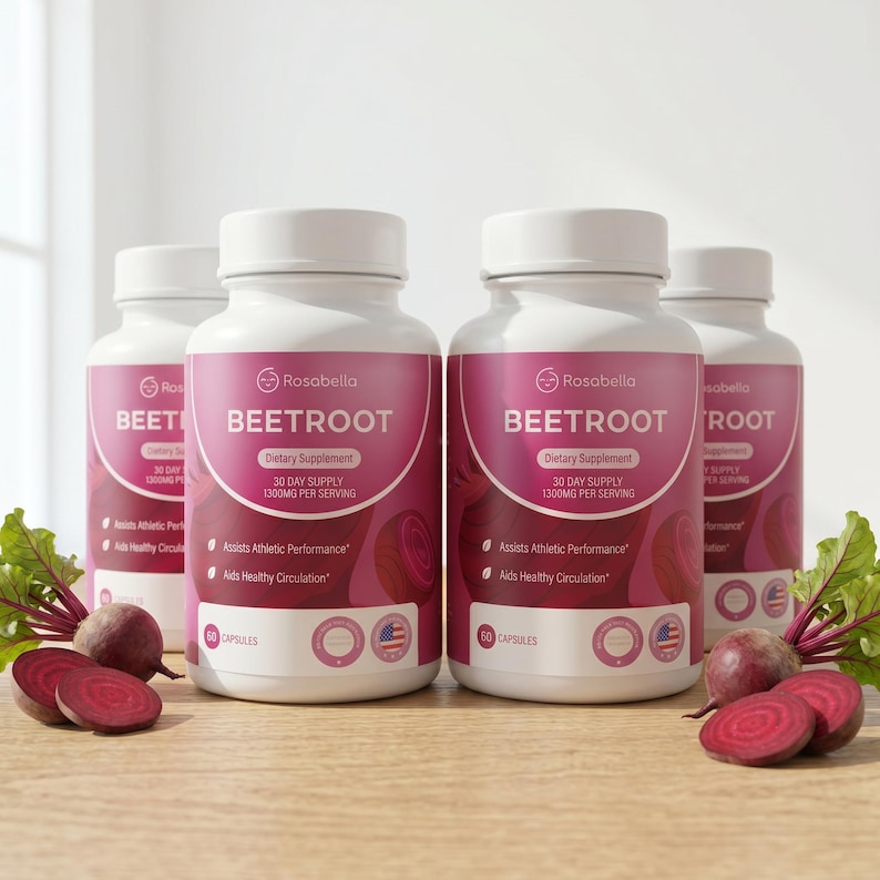 Puede incluir: Cuatro botellas blancas de suplementos con etiquetas rosas y moradas est&aacute;n dispuestas sobre una superficie de madera. Las etiquetas dicen "BEETROOT" y "Suplemento diet&eacute;tico". Se ven remolachas en rodajas y hojas de remolacha.