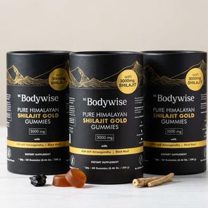 Pode incluir: Tr&ecirc;s recipientes cil&iacute;ndricos pretos de "Bodywise" Pure Himalayan Shilajit Gold Gummies, cada um com um design de montanha dourada e o texto "with 3000mg Shilajit". A imagem tamb&eacute;m mostra gomas e outros ingredientes.
