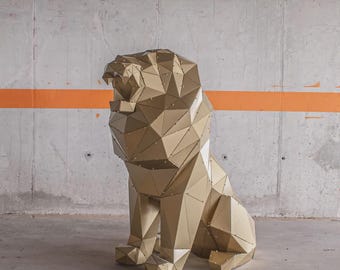 Escultura geométrica de leão rugindo em metal, aço dourado, decoração moderna para jardim.