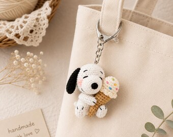 Llavero de ganchillo de Snoopy con helado, dije de perro helado, llavero de perro amigurumi hecho a mano, lindo colgante para el coche, dije para el bolso, regalo para amantes de los perros