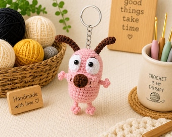Llavero de ganchillo de perro cobarde, dije de bolso de perro rosa hecho a mano, divertido colgante de coche de dibujos animados, regalo de peluche de ganchillo amigurumi