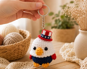 Colgante de coche con águila patriótica de ganchillo, dije de pájaro de ganchillo hecho a mano, llavero amigurumi adorable, decoración para el espejo retrovisor, regalo del 4 de julio