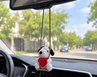 Colgante de ganchillo para coche de Snoopy, dije amigurumi inspirado en Peanuts, decoración de hilo de algodón con leche.