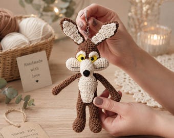 Llavero de coyote hecho a mano a crochet, adorable dije de animal amigurumi, colgante para coche, adorno para mochila o bolso, regalo con temática de bosque, opción de color personalizado.