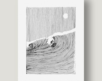 Könnte beinhalten: Schwarz-Weiß-Illustration eines Surfers auf einer Welle. Das Kunstwerk zeigt eine detaillierte Darstellung des Ozeans, des Himmels und eines Vollmonds. Der Stil erinnert an einen Holzschnitt.