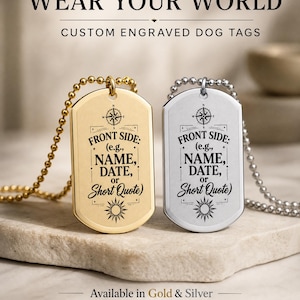 Könnte beinhalten: Zwei rechteckige Erkennungsmarken an Kugelkettchen, eine goldfarben und eine silberfarben. Jede Marke zeigt einen eingravierten Kompass, eine Sonne und den Text: FRONT SIDE: (e.g., NAME, DATE, or Short Quote). Die Marken sind nebeneinander abgebildet.