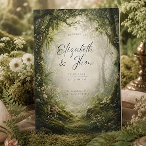 Può includere: Un invito di nozze rettangolare con un'illustrazione di un sentiero nel bosco, alberi coperti di muschio e fiori bianchi. Il testo recita: WEDDING OF Elizabeth & Jhon 10.05.2024 AT 2:30 PM 123 Anywhere St., Any City, ST 12345 in caratteri neri.