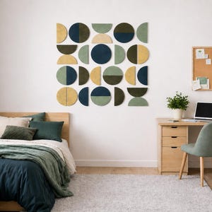 Op de afbeelding: Een moderne slaapkamer met een houten bed, bureau en wandkunst. De wandkunst heeft een geometrisch ontwerp met halve cirkels en cirkels in geel, groen en marineblauw. De kamer heeft een neutraal kleurenpalet.